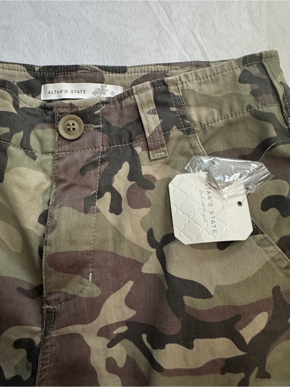 NWT ALTAR'D STATE Bria Women's Camo Cargo Pants Size Small - Picture 4 of 8